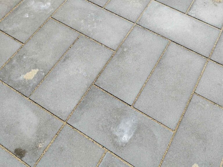 Nærbillede af belægningssten lagt af Nordjysk Anlæg